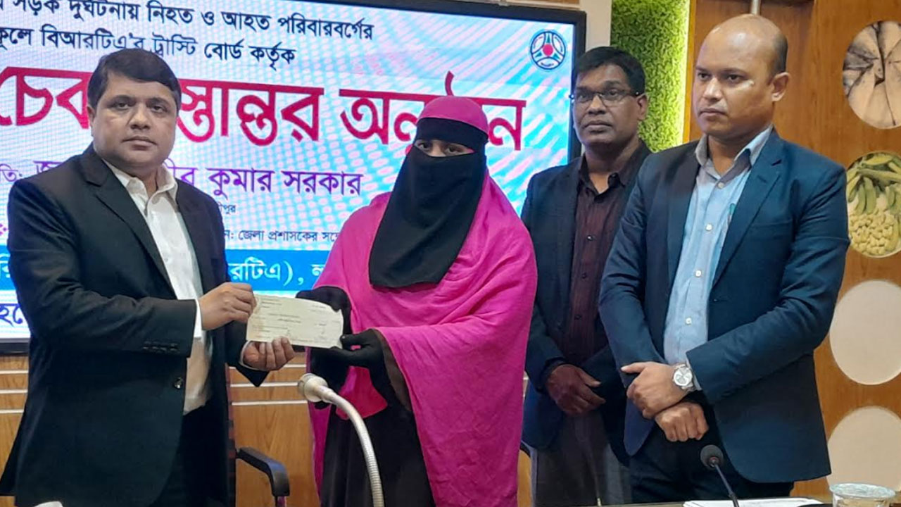 লক্ষ্মীপুরে ২১ লাখ টাকা অনুদান পেল সড়ক দুর্ঘটনায় নিহত-আহতদের পরিবার